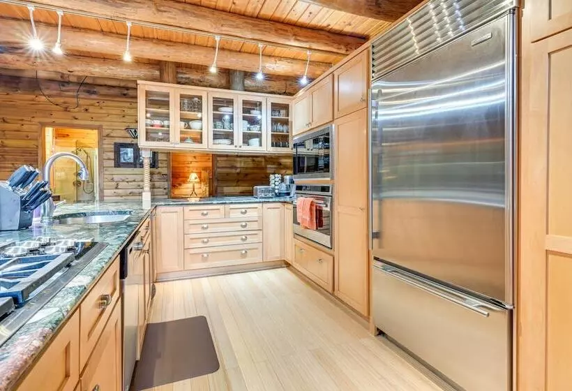 Magical Metamora Cottage W/ Fire Pit, Pond, Deck!