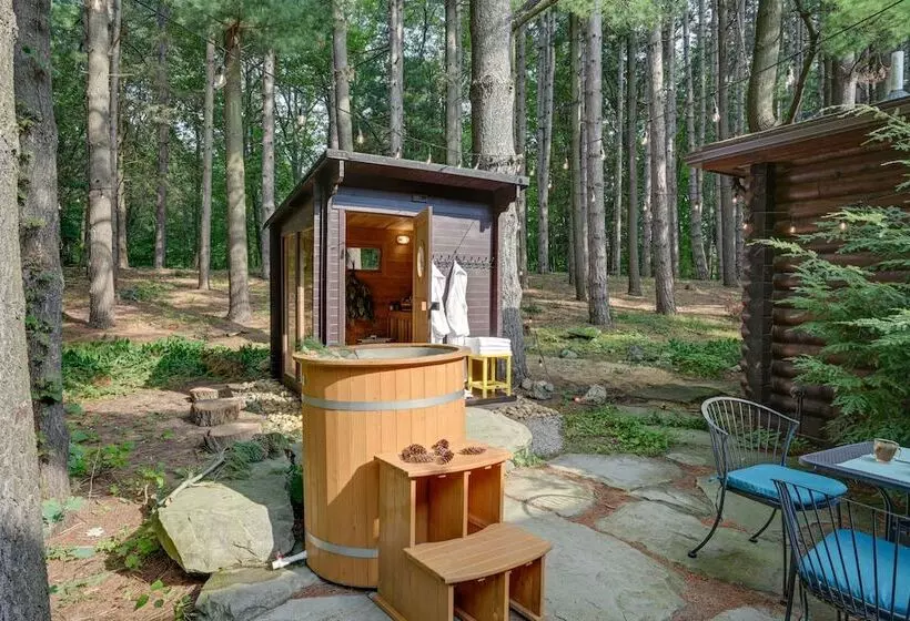 Magical Metamora Cottage W/ Fire Pit, Pond, Deck!