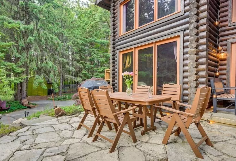 Magical Metamora Cottage W/ Fire Pit, Pond, Deck!