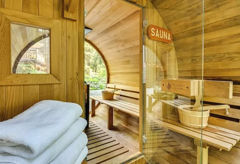 Magical Metamora Cottage W/ Fire Pit, Pond, Deck!