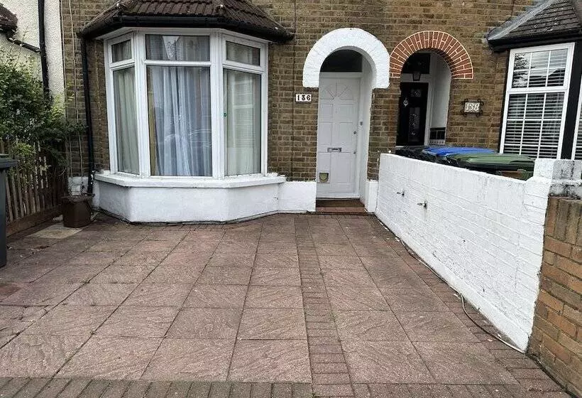 Residenssi Immaculate 4 Bed House In Enfield Near Enfield Loc