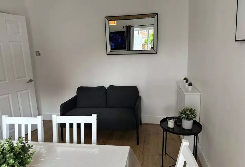 Residenssi Immaculate 4 Bed House In Enfield Near Enfield Loc