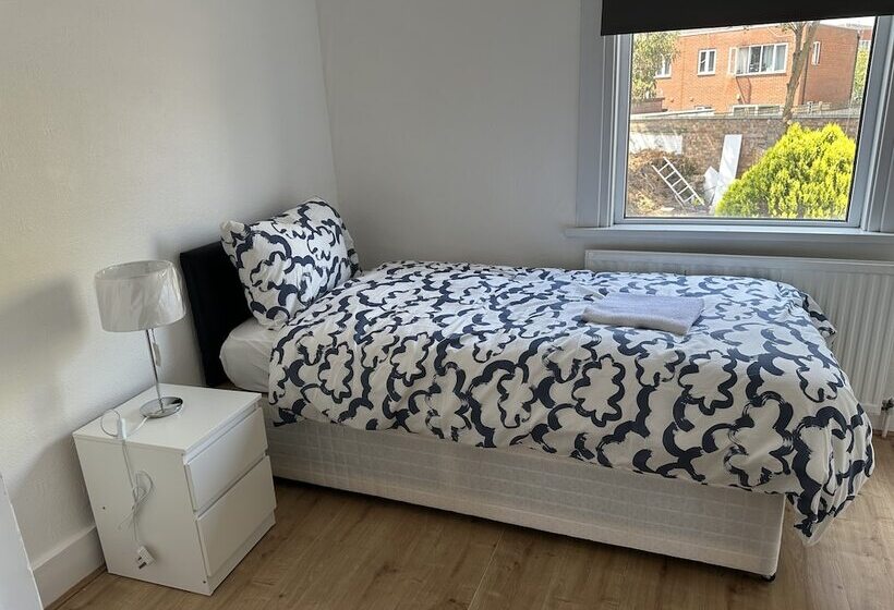 레지던스 Immaculate 4 Bed House In Enfield Near Enfield Loc