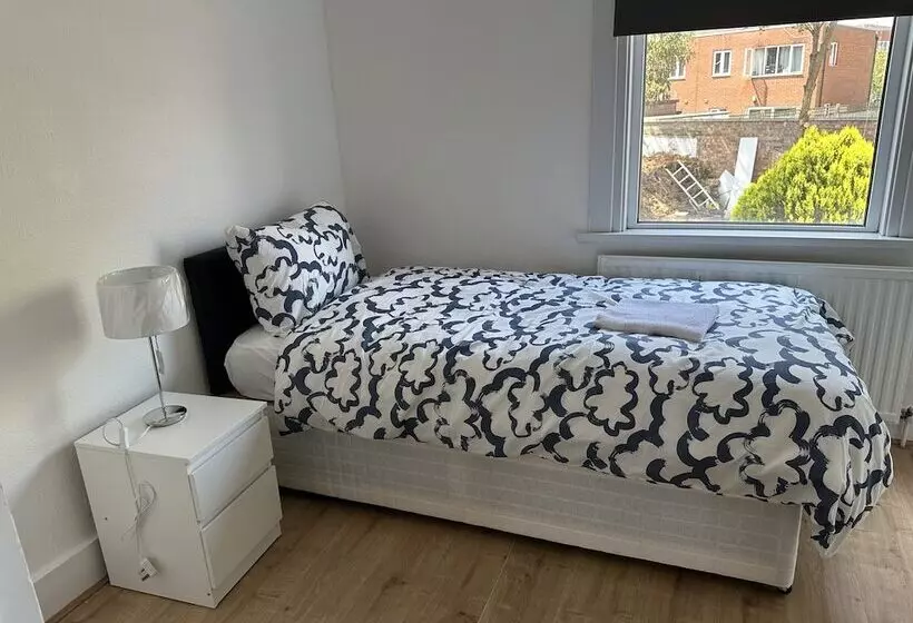 Residenssi Immaculate 4 Bed House In Enfield Near Enfield Loc