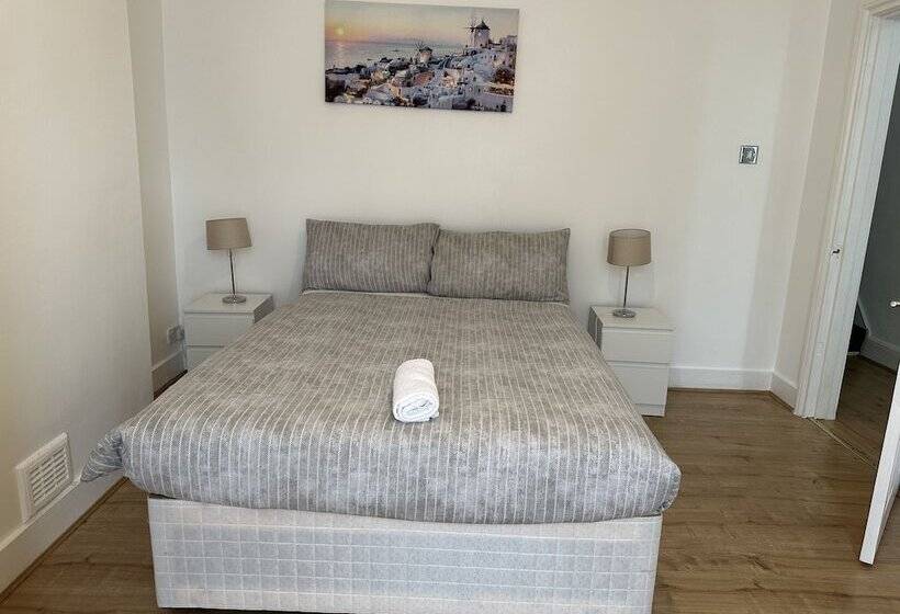 레지던스 Immaculate 4 Bed House In Enfield Near Enfield Loc