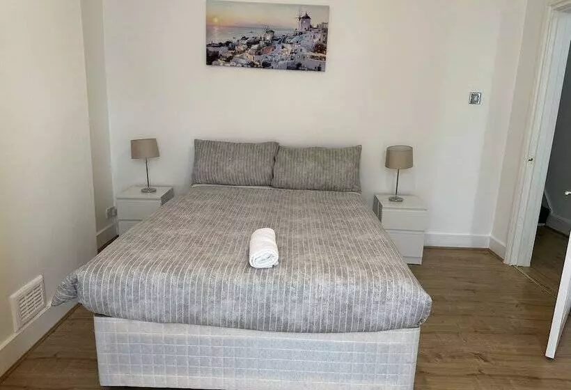 Residenssi Immaculate 4 Bed House In Enfield Near Enfield Loc