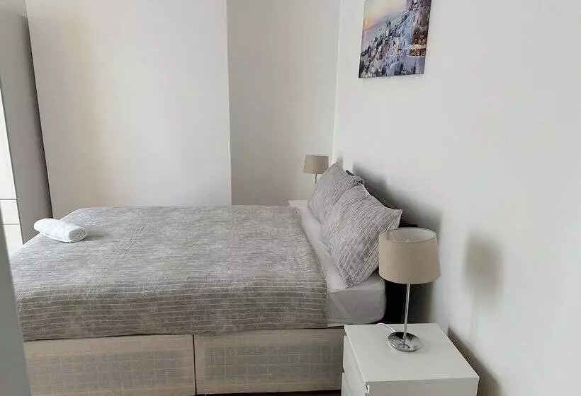 Residenssi Immaculate 4 Bed House In Enfield Near Enfield Loc