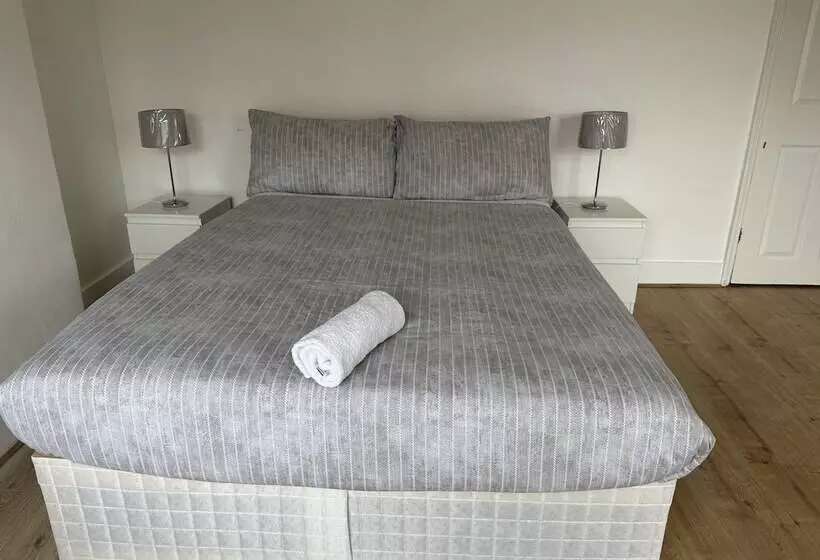 Residenssi Immaculate 4 Bed House In Enfield Near Enfield Loc