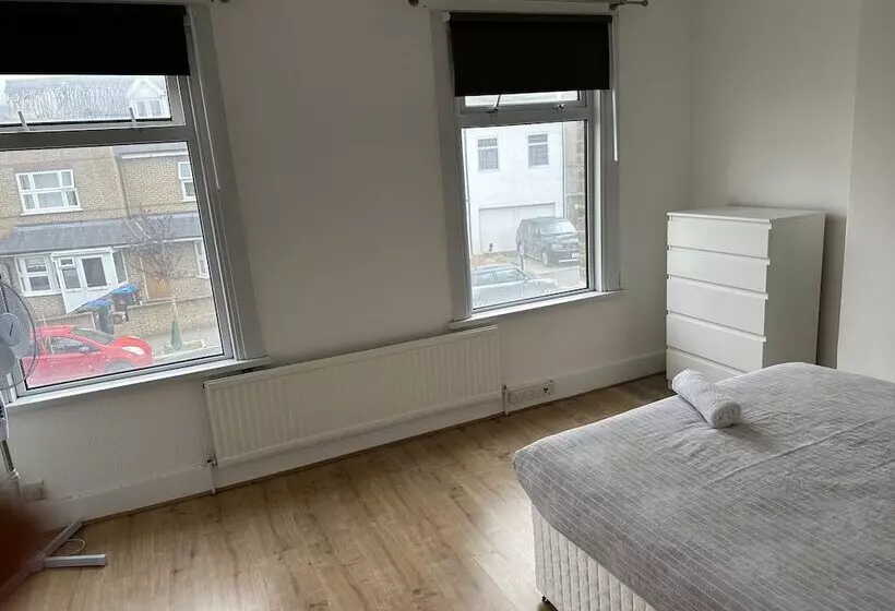 Residenssi Immaculate 4 Bed House In Enfield Near Enfield Loc