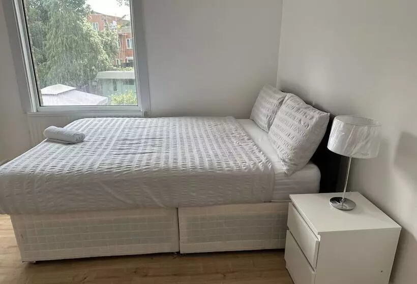 Residenssi Immaculate 4 Bed House In Enfield Near Enfield Loc