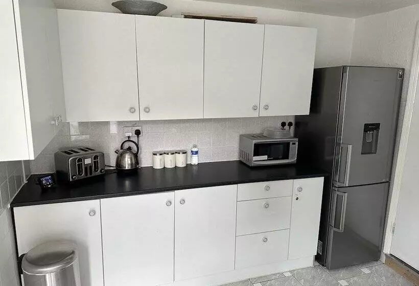 Residenssi Immaculate 4 Bed House In Enfield Near Enfield Loc