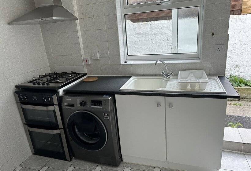 레지던스 Immaculate 4 Bed House In Enfield Near Enfield Loc