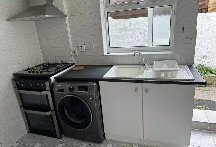 Residenssi Immaculate 4 Bed House In Enfield Near Enfield Loc