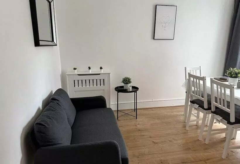 Residenssi Immaculate 4 Bed House In Enfield Near Enfield Loc