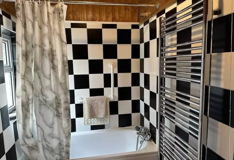 Residenssi Immaculate 4 Bed House In Enfield Near Enfield Loc