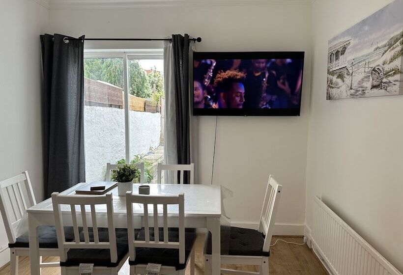 레지던스 Immaculate 4 Bed House In Enfield Near Enfield Loc
