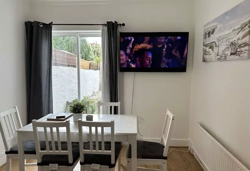 Residenssi Immaculate 4 Bed House In Enfield Near Enfield Loc