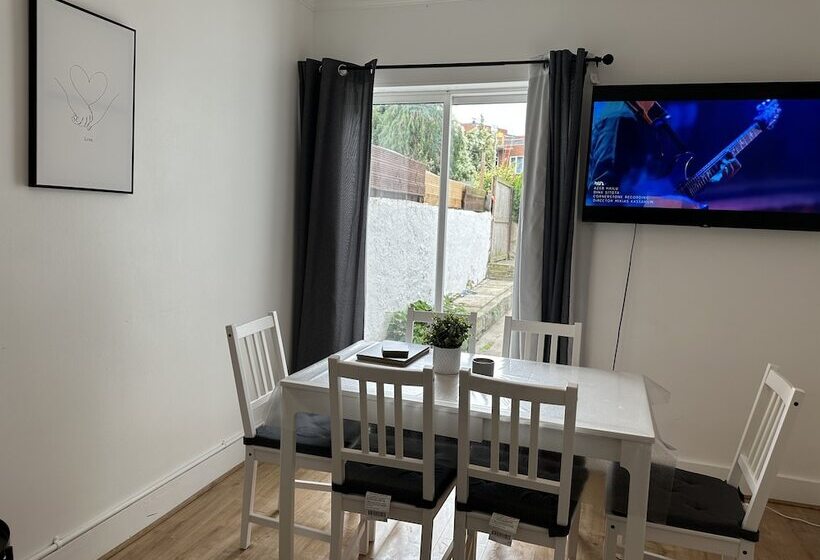 레지던스 Immaculate 4 Bed House In Enfield Near Enfield Loc