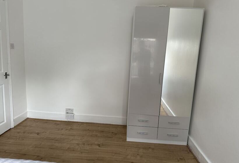 레지던스 Immaculate 4 Bed House In Enfield Near Enfield Loc