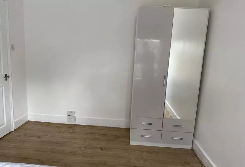 Residenssi Immaculate 4 Bed House In Enfield Near Enfield Loc