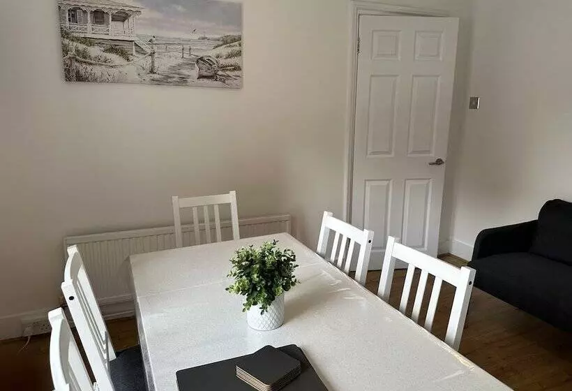 Residenssi Immaculate 4 Bed House In Enfield Near Enfield Loc