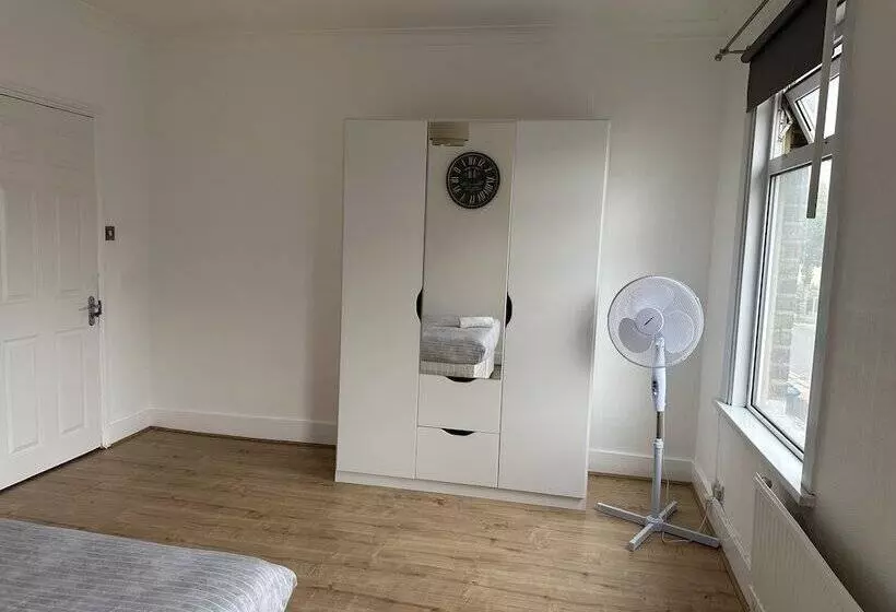 Residenssi Immaculate 4 Bed House In Enfield Near Enfield Loc