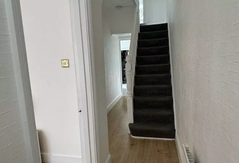 Residenssi Immaculate 4 Bed House In Enfield Near Enfield Loc