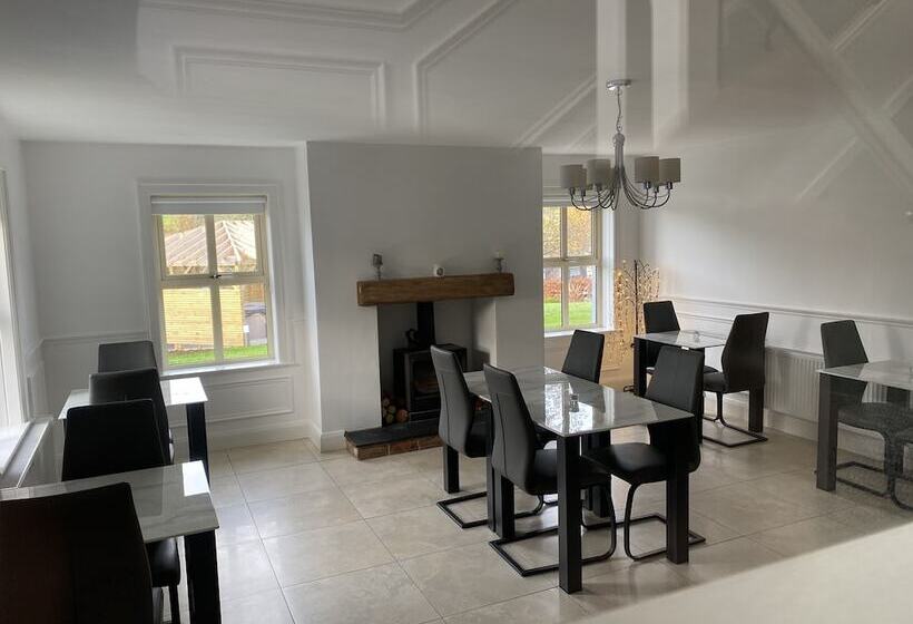 אתר נופש Rostrevor Valley Holiday Park  En Suite Rooms With Hot Tub And Private Car Service