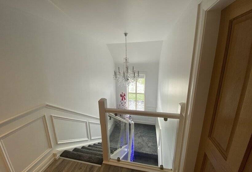 אתר נופש Rostrevor Valley Holiday Park  En Suite Rooms With Hot Tub And Private Car Service