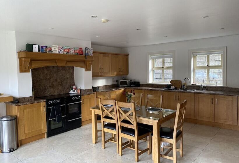 אתר נופש Rostrevor Valley Holiday Park  En Suite Rooms With Hot Tub And Private Car Service