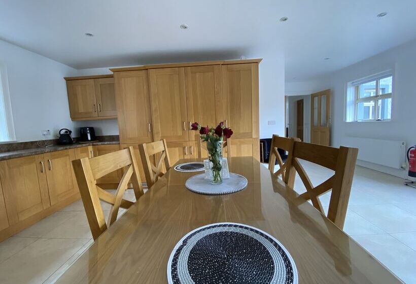 אתר נופש Rostrevor Valley Holiday Park  En Suite Rooms With Hot Tub And Private Car Service