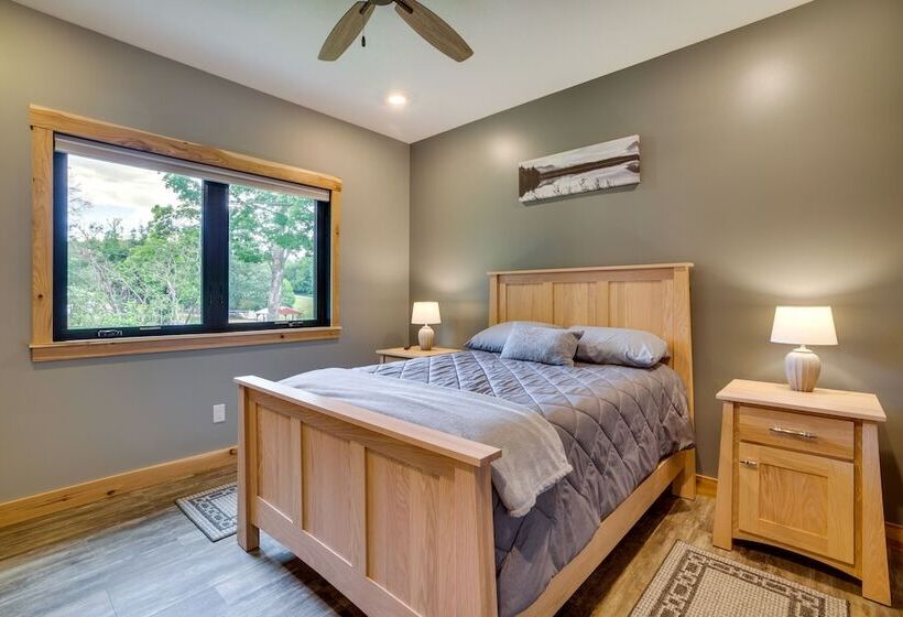 Spacious Preston Home W/ Fire Pit!