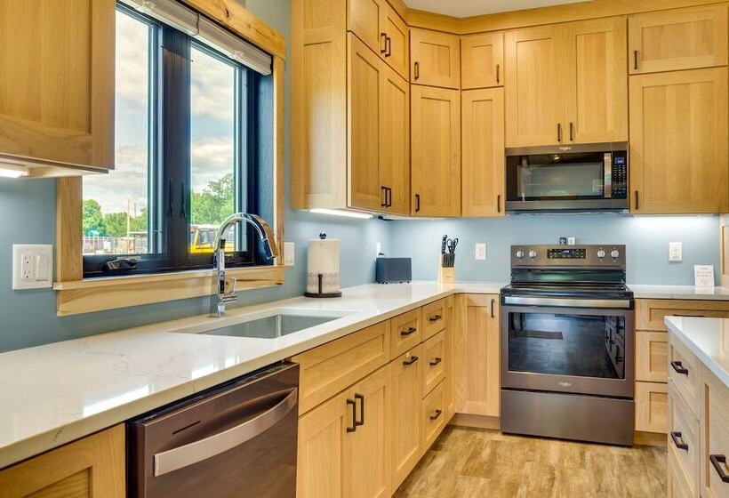 Spacious Preston Home W/ Fire Pit!