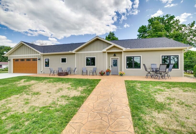 Spacious Preston Home W/ Fire Pit!