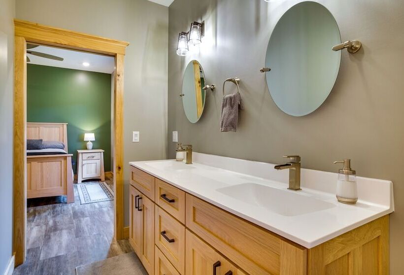 Spacious Preston Home W/ Fire Pit!