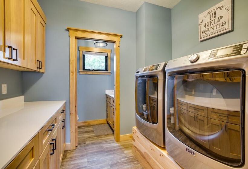 Spacious Preston Home W/ Fire Pit!