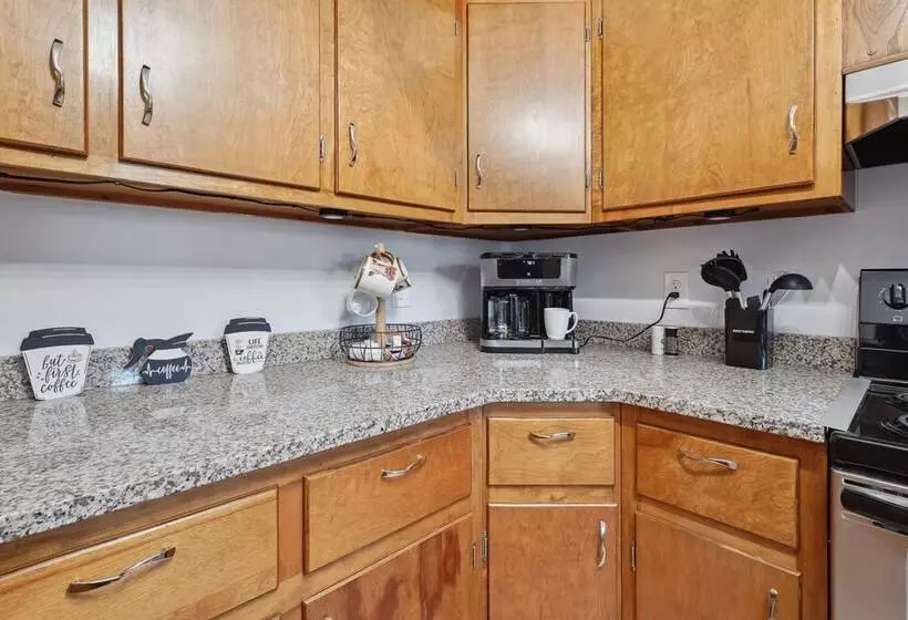 Utica Vacation Home ~ 12 Mi To Denison University!
