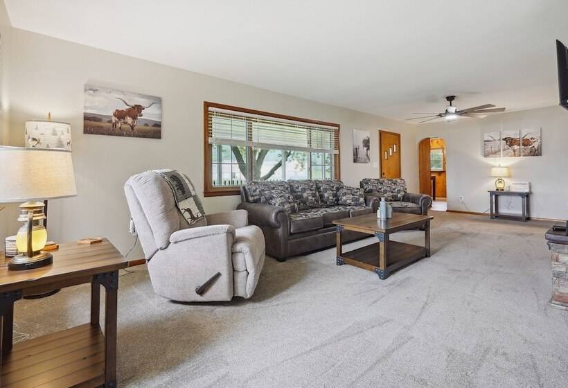 Utica Vacation Home ~ 12 Mi To Denison University!