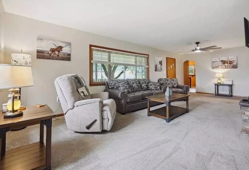 Utica Vacation Home ~ 12 Mi To Denison University!