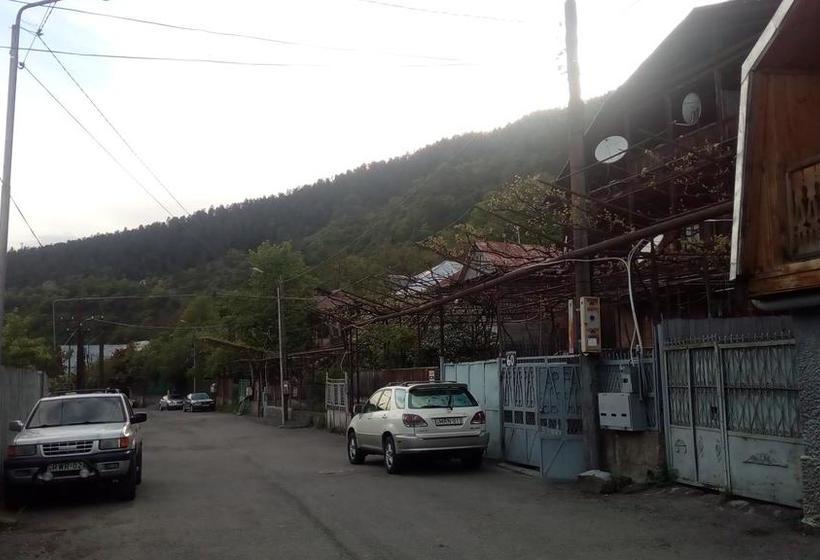 تختخواب و صبحانه Guest House Khatuna