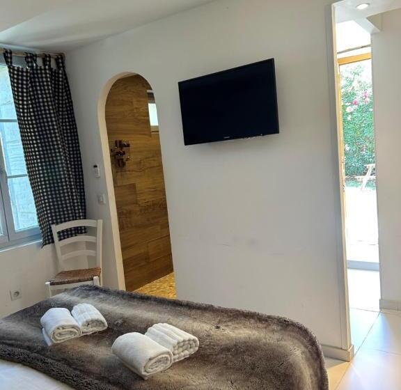 تختخواب و صبحانه Manade Des Baumelles