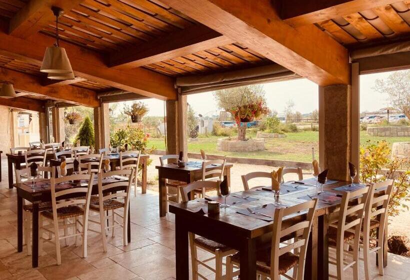 تختخواب و صبحانه Manade Des Baumelles