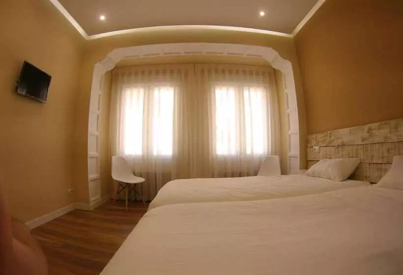 مسافرخانه Urban Burgos