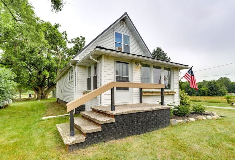 Peaceful Benton Harbor Getaway Near Lake Michigan!