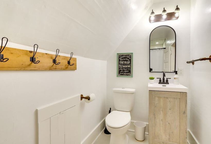 Peaceful Benton Harbor Getaway Near Lake Michigan!