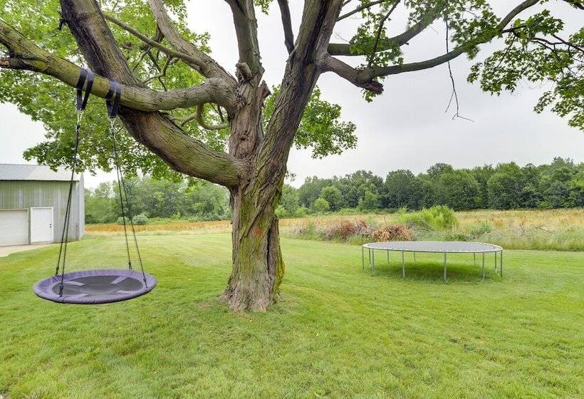 Peaceful Benton Harbor Getaway Near Lake Michigan!