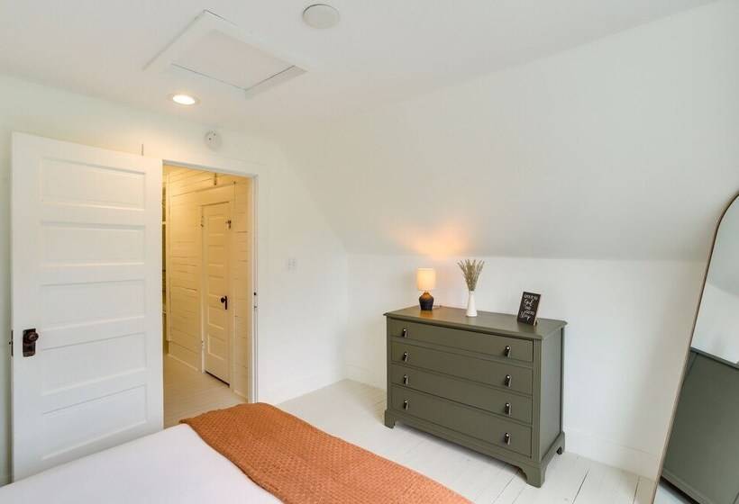 Peaceful Benton Harbor Getaway Near Lake Michigan!