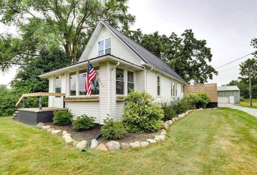 Peaceful Benton Harbor Getaway Near Lake Michigan!