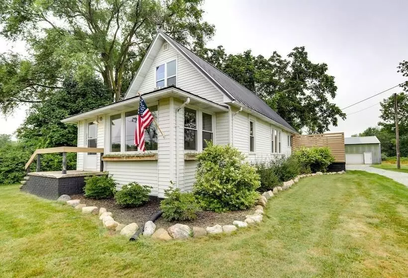 Peaceful Benton Harbor Getaway Near Lake Michigan!