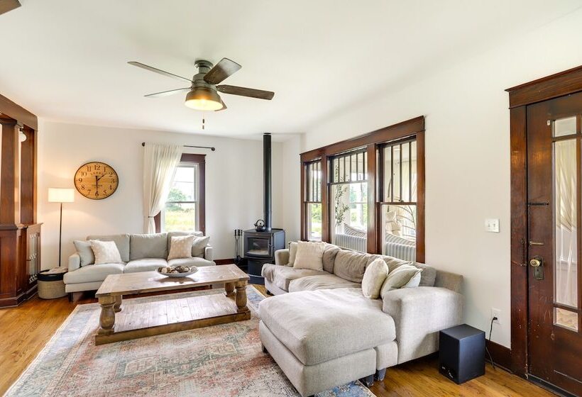 Peaceful Benton Harbor Getaway Near Lake Michigan!